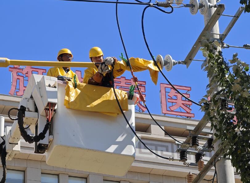 阿拉善供電公司迎夏峰帶電消缺，保醫(yī)電“汗”衛(wèi)民生