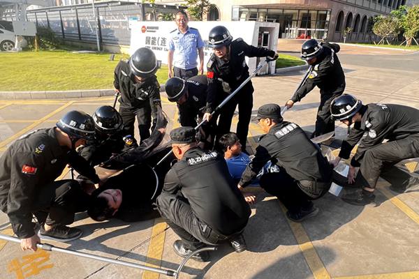 圖為保安隊(duì)組織開(kāi)展專項(xiàng)防恐應(yīng)急演練