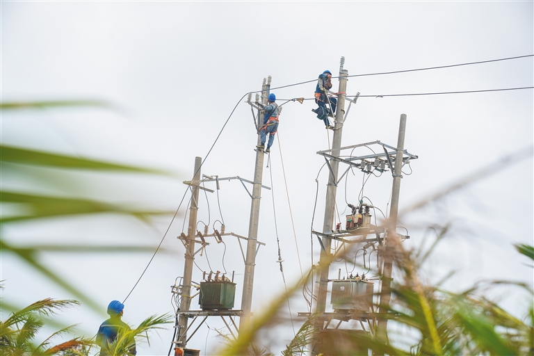 保亭、三亞等多個(gè)市縣供電隊(duì)伍全力支援文昌搶修復(fù)電