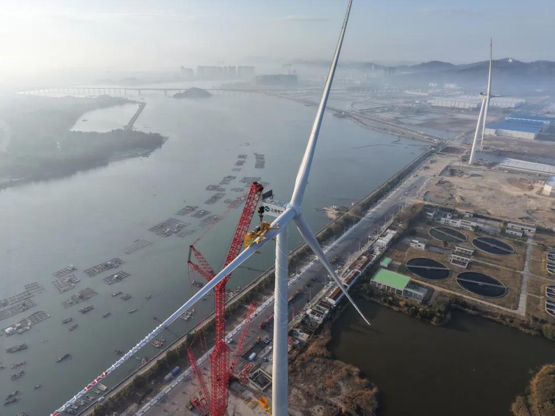 電氣風(fēng)電海神平臺EW14.0-270機(jī)組成功吊裝